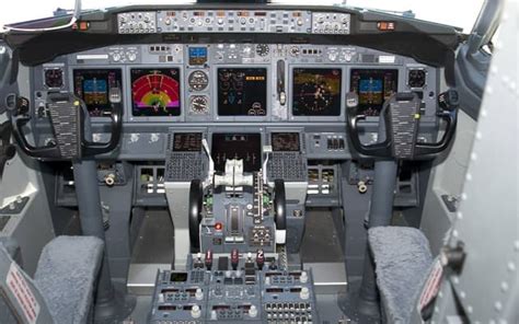 boeing 737-600 cockpit